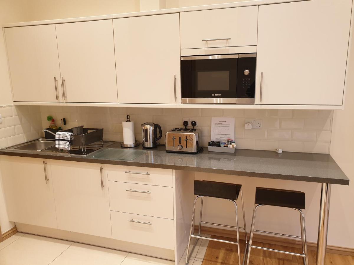 London Luxury Apartments 3 Bedroom Sleeps 8 With 3 Bathrooms 5 Mins Walk To Tube Station Free Parking Илфорд Экстерьер фото