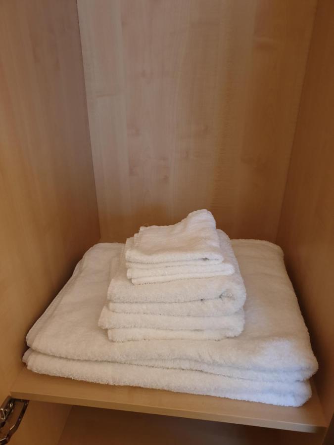 London Luxury Apartments 3 Bedroom Sleeps 8 With 3 Bathrooms 5 Mins Walk To Tube Station Free Parking Илфорд Экстерьер фото
