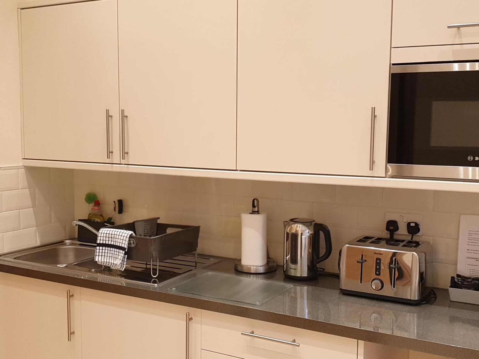 London Luxury Apartments 3 Bedroom Sleeps 8 With 3 Bathrooms 5 Mins Walk To Tube Station Free Parking Илфорд Экстерьер фото